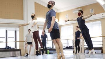Minsk (Belarus), 25/05/2020.- Ballet dancers wear protective masks, as they train at Belarusian National Academic Bolshoi Opera and Ballet Theatre train amid the ongoing pandemic of the COVID-19 disease caused by the SARS-CoV-2 coronavirus in Minsk, Belarus, 25 May 2020. The Theatre restarted training sessions after quarantine. (Bielorrusia) EFE/EPA/TATYANA ZENKOVICH