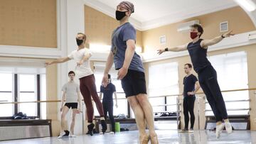 Minsk (Belarus), 25/05/2020.- Ballet dancers wear protective masks, as they train at Belarusian National Academic Bolshoi Opera and Ballet Theatre train amid the ongoing pandemic of the COVID-19 disease caused by the SARS-CoV-2 coronavirus in Minsk, Belar