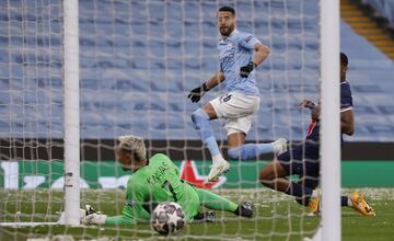 1-0. Riyad Mahrez marca el primer gol.