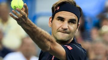 El tenista suizo Roger Federer en acción ante el alemán Peter Gojowczyk.