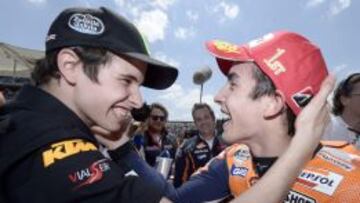 Marc Márquez recibe la felicitación de su hermano Aleix.