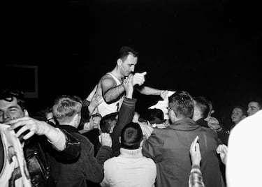 El neoyorquino jugó en los Boston Celtics desde 1951 a 1963 es uno de los mejores jugadores en su puesto. En su haber tiene seis títulos NBA, 1 vez Jugador Más Valioso de la NBA (1957), 8 veces Máximo asistidor de la NBA, 13 veces Elegido para el All-Star de la NBA, entre muchas más distinciones...