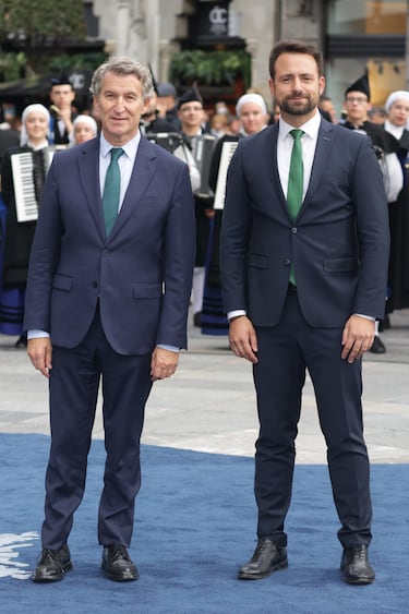 Alberto Núñez Feijóo y Álvaro Queipo  a su llegada al Teatro Campoamor para asistir a la ceremonia de entrega de los Premios Princesa de Asturias 2025.