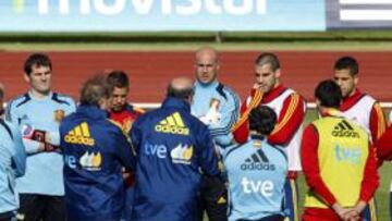 España ya se entrena y varios hinchas piden a Raúl