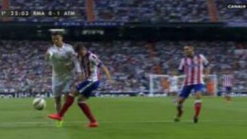 Penalti claro de Siqueira a Cristiano en la acción del 1-1