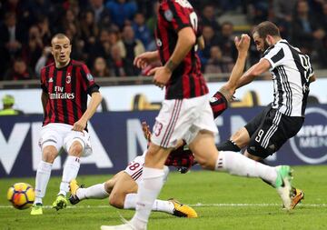 Milan (Italy), 28/10/2017.- Juventus' forward Gonzalo Higuain scores the 2-0 lead during the Italian serie A soccer match between Ac Milan and Juventus Fc at Giuseppe Meazza stadium in Milan, Italy, 28 October 2017.