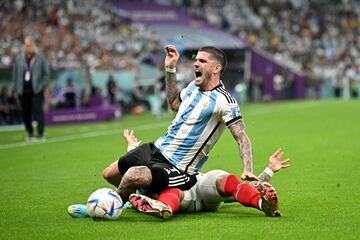 El jugador argentino se va al suelo tras una dura entrada del mexicano, Alexis Vega. 
 