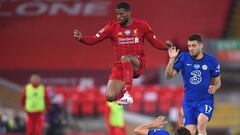 Liverpool&#039;s Dutch midfielder Georginio Wijnaldum (C) jumps a challenge from Chelsea&#039;s Spanish defender Marcos Alonso during the English Premier League football match between Liverpool and Chelsea at Anfield in Liverpool, north west England on Ju