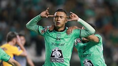 Fidel Ambriz celebra un gol ante Tigres