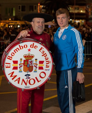 Manolo posando con el exjugador alem¨¢n Toni Kroos.