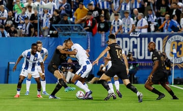 Haller, rodeado de rivales ante el Valencia. 