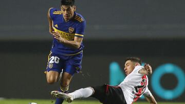 Boca Juniors&#039; Juan Ramirez (L) and River Plate&#039;s Gonzalo Montiel vie for the ball during their Copa Argentina round before quarterfinals footballl match at Ciudad de La Plata stadium, in La Plata, Buenos Aires province, Argentina, on August 4, 2021. (Photo by AGUSTIN MARCARIAN / POOL / AFP)