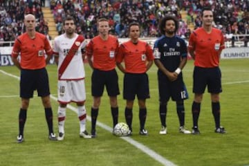 El árbitro Alejandro José Hernández Hernández acompañado por los asistentes Teodoro Sobrino Magán y José Enrique Naranjo Pérez, el cuarto árbitro Jesús Benjumea Álvarez y los capitanes Trashorras y Marcelo.