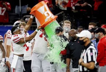 Ryan Day, entrenador jefe de los Ohio State Buckeyes de la liga universitaria, recibió una singular ducha el primer día de 2021. Sus jugadores le vertieron un cubo de Gatorade tras derrotar a los Tigres de Clemson, en el Mercedes-Benz Superdome de Nueva Orleans, lo que les llevará a luchar por el título de la NCAA frente a Alabama.