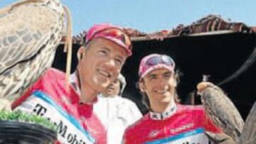 <b>RAPACES. </b>El alemán Klier y el holandés Knaven posan con halcones en la salida de la etapa de ayer.