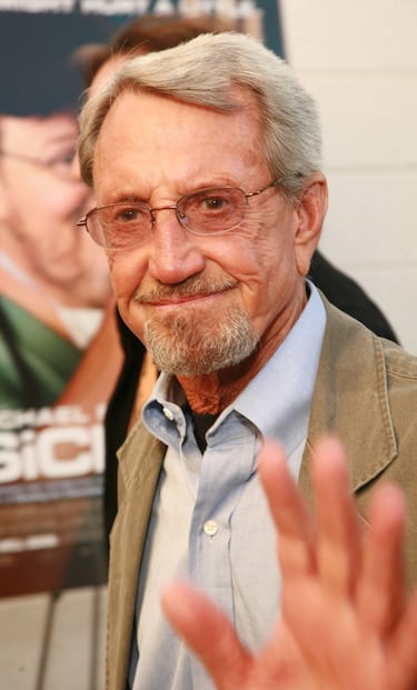 El presidente Robert Baker tendrá que hacer frente al chantaje de un grupo terrorista, liderado por un exmarine, que consigue hacerse con el maletín del botón rojo para activar las armas nucleares. Baker tiene el dudoso honor de ser uno de los presidentes del cine al que los enemigos consiguen destruir el emblemático Monte Rushmore. Esta fue la segunda vez que el actor interpretó al maximo mandatario de Estados Unidos, antes había sido el presidente Carlsson en Objetivo Ejecutivo y posteriormente hizo del presidente Cahill en Cadena de Mando.