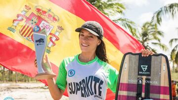 La kitesurfista española Rita Arnaus, subcampeona del SuperKite Brasil 2020 disputado en Ilha do Guajiru, con la bandera española de fondo.