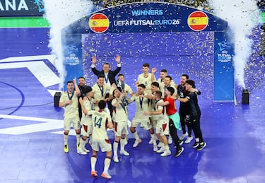 El español Mario Rivillos Plaza levanta el trofeo de la Eurocopa de Fútbol Sala de la UEFA 2026.