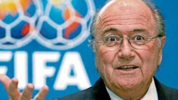 <b>SEIS HORAS. </b>Ese es el tiempo que Blatter dijo que tardaría en cargarse a España de la Eurocopa.