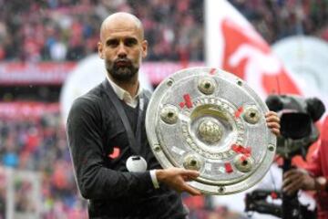 El Bayern homenajea a Guardiola tras ganar la Bundesliga