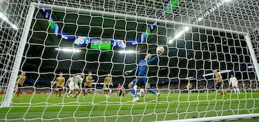 3-3. Córner que remata Aurelien Tchouameni y Álex Remiro, pese a ir al centro el balón, no puede evitar que suba el tercer tanto del Real Madrid.