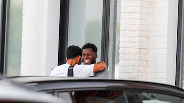 Yunus Musah, saludando a un compañero en Paterna.