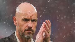 Manchester (United Kingdom), 12/05/2024.- A rain drop visibly lands on the head of Eric ten Hag manager of Manchester United as he salutes the crowds after the English Premier League soccer match between Manchester United and Arsenal in Manchester, Britain, 12 May 2024. (Reino Unido) EFE/EPA/PETER POWELL EDITORIAL USE ONLY. No use with unauthorized audio, video, data, fixture lists, club/league logos, 'live' services or NFTs. Online in-match use limited to 120 images, no video emulation. No use in betting, games or single club/league/player publications.
