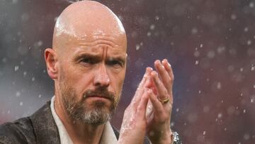 Manchester (United Kingdom), 12/05/2024.- A rain drop visibly lands on the head of Eric ten Hag manager of Manchester United as he salutes the crowds after the English Premier League soccer match between Manchester United and Arsenal in Manchester, Britain, 12 May 2024. (Reino Unido) EFE/EPA/PETER POWELL EDITORIAL USE ONLY. No use with unauthorized audio, video, data, fixture lists, club/league logos, 'live' services or NFTs. Online in-match use limited to 120 images, no video emulation. No use in betting, games or single club/league/player publications.