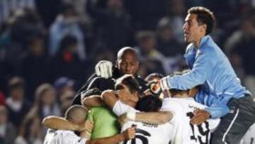 <b>A SEMIS. </b>La plantilla uruguaya celebra con Muslera el pase.