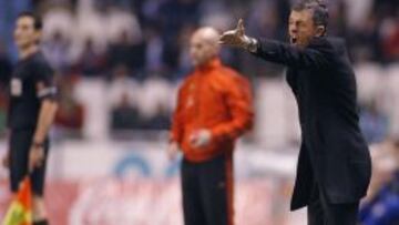 El entrenador del Granada Club de Fútbol, Lucas Alcaraz, durante el partido de la vigésimo tercera jornada de Liga de Primera División que Deportivo y Granada disputan esta noche en el estadio de Riazor.