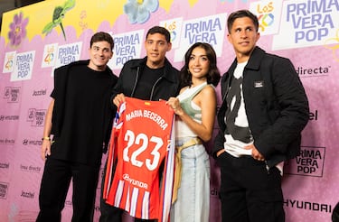 Julián Álvarez, Nahuel Molina y Giuliano Simeone con María Becerra.