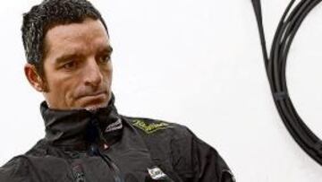 Pepe Ribes muestra su mano herida.