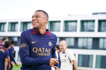 El PSG y el delantero acercaron posturas y el de Bondy volvió a entrenarse con el grupo que dirige Luis Enrique.