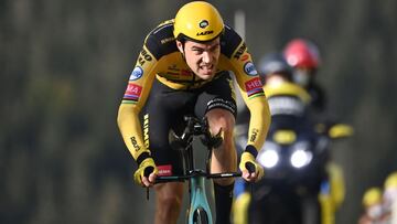 El ciclista neerlandés Tom Dumoulin compite durante la crono de La Planche des Belles Filles en el Tour de Francia 2020.