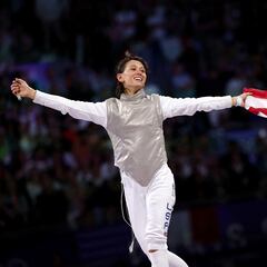 Lee Kiefer la reina del esgrima femenino, se consagra dos veces campeona olímpica