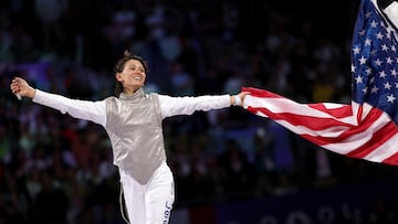 Paris 2024 Olympics - Fencing - Women's Foil Individual Gold Medal Bout - Grand Palais, Paris, France - July 28, 2024. Lee Kiefer of United States celebrates with United States flag after winning her gold medal bout against Lauren Scruggs of United States.REUTERS/Maye-E Wong REFILE - CORRECTING WINNER FROM "LAUREN SCRUGGS" TO "LEE KIEFER".