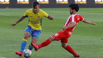 GRAFCAN6564. LAS PALMAS DE GRAN CANARIA, 13/06/2020.- El jugador de la UD Las Palmas Curbelo (i) y el jugador del Girona Jairo durante el partido que ambos equipos disputaron este s&aacute;bado sin p&uacute;blico en el estadio de Gran Canariaa, el primero