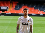 GRAFCVA1833. VALENCIA, 29/01/2026.- El central vasco Unai Núñez durante su presentación este jueves como jugadores del Valencia CF. EFE/Manuel Bruque