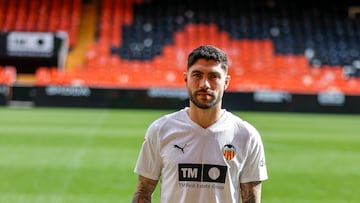 GRAFCVA1833. VALENCIA, 29/01/2026.- El central vasco Unai Núñez durante su presentación este jueves como jugadores del Valencia CF. EFE/Manuel Bruque
