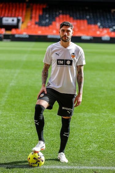 Se incorporó al Valencia en enero de 2026 en calidad de cedido. 
Llegó para reforzar la defensa en el tramo decisivo de la temporada tras acumular experiencia en LaLiga y la Serie A.