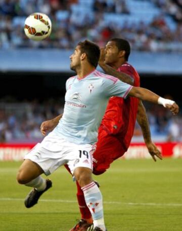 El defensa del Celta de Vigo Jonny Castro (i) pugna por un balón con el croata Jorge Sammir, del Getafe, durante el partido de Liga de Primera División que se juega esta tarde en el estadio del Balaídos, en Vigo.