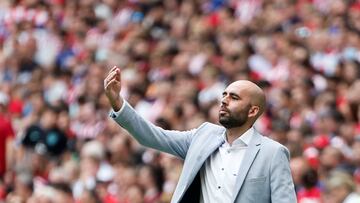 El entrenador del Celta, Claudio Giráldez, durante el partido de LaLiga entre el Atlético de Madrid y el Celta, este domingo en el estadio Metropolitano.