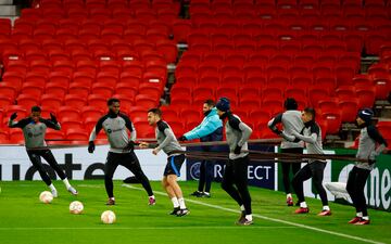 El Barcelona entrena antes de su cita con el Manchester United