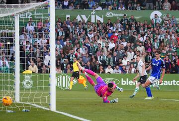 El delantero racinguista sigue tocado por la varita del gol. Un doblete suyo rescató un punto ante un Oviedo que soñaba con la victoria. Ahora es el máximo goleador de la categoría.