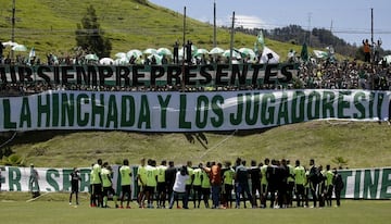 La hinchada de Nacional acompañó a los jugadores en los días de entrenamiento previos a la final de la Libertadores. 