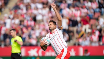 GIRONA (ESPAÑA), 25/10/2025.- El delantero del Girona Cristhian Stuani celebra su gol contra el Real Oviedo, durante el partido de la jornada 10 de LaLiga EA Sports disputado en el estadio municipal de Montilivi de Girona este sábado. EFE/David Borrat.