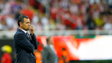 AME6944. GUADALAJARA (MÉXICO), 13/09/2022.- Ricardo Cadena entrenador del Guadalajara reacciona hoy, durante un partido de la jornada 9 del torneo Apertura 2022 de la liga de fútbol mexicano, en el Estadio Akron, en Guadalajara, Jalisco (México). EFE/ Francisco Guasco