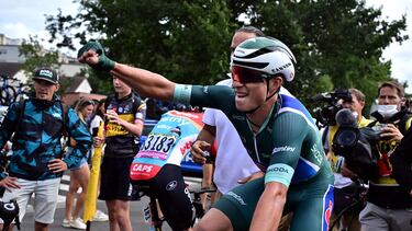 Jasper Philipsen celebra su triunfo en Moulins.