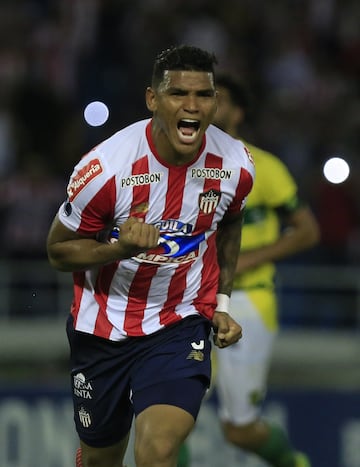 Rafael Pérez celebra la segunda anotación del partido. 