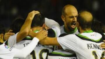 <b>TERCER TRIUNFO. </b>Los jugadores verdiblancos celebran el cuarto gol logrado ayer ante Osasuna. Con el triunfo sellaron la tercera victoria en El Sardinero esta temporada.